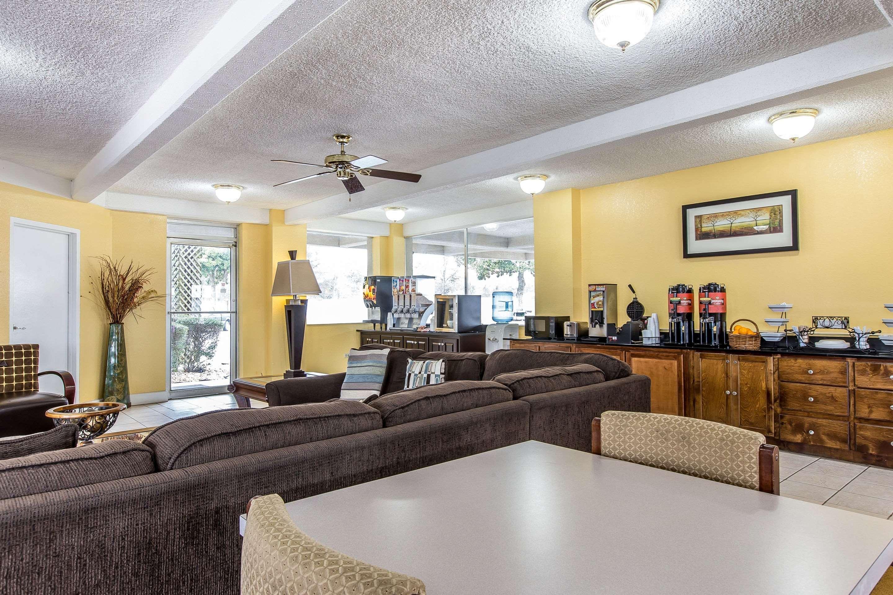 Econo Lodge Byron Exterior photo