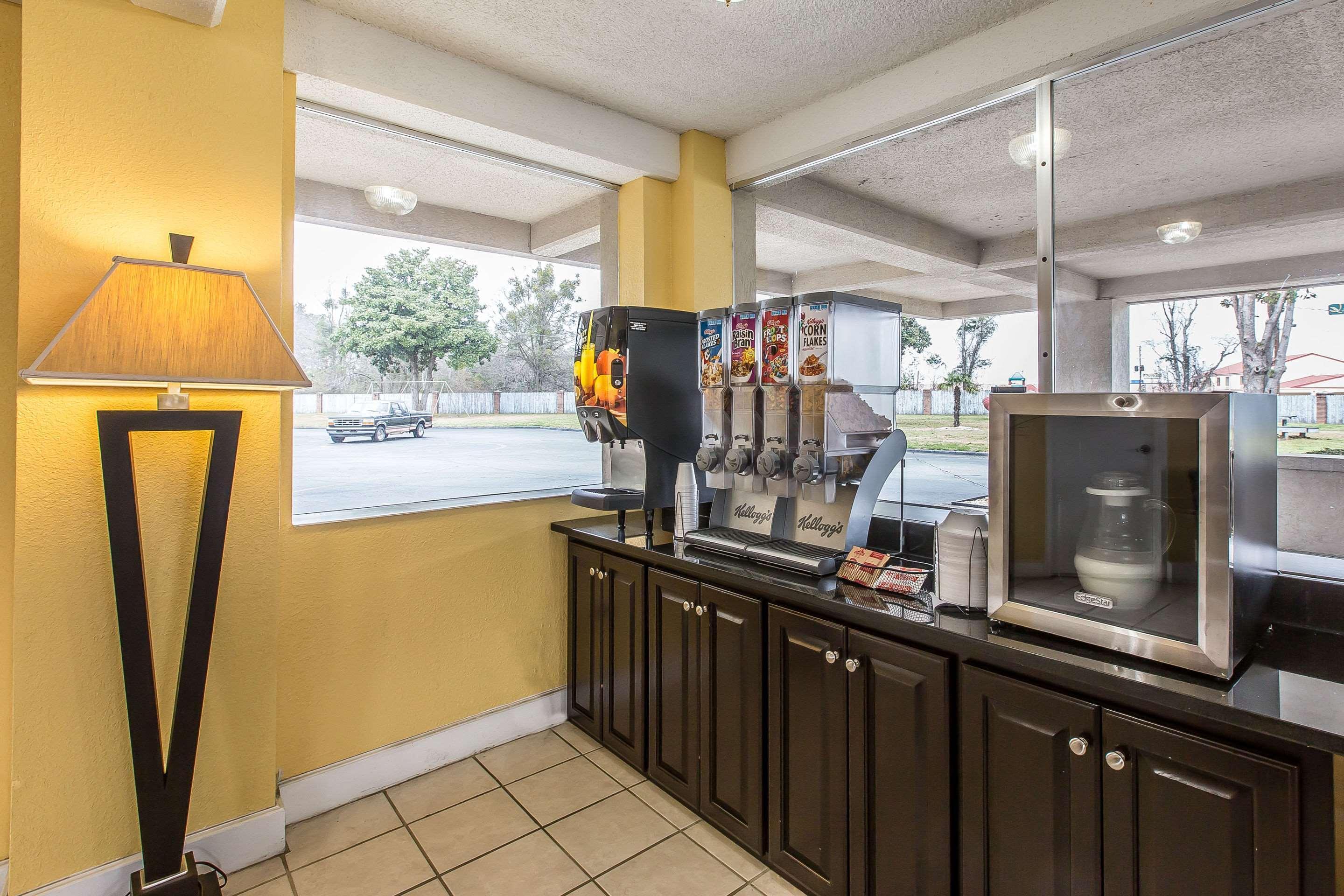 Econo Lodge Byron Exterior photo